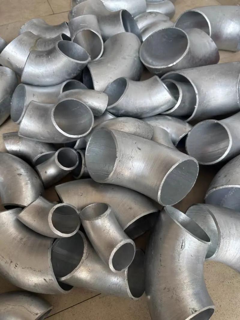 鍍鋅管焊接彎頭護(hù)欄的優(yōu)勢(shì)與應(yīng)用